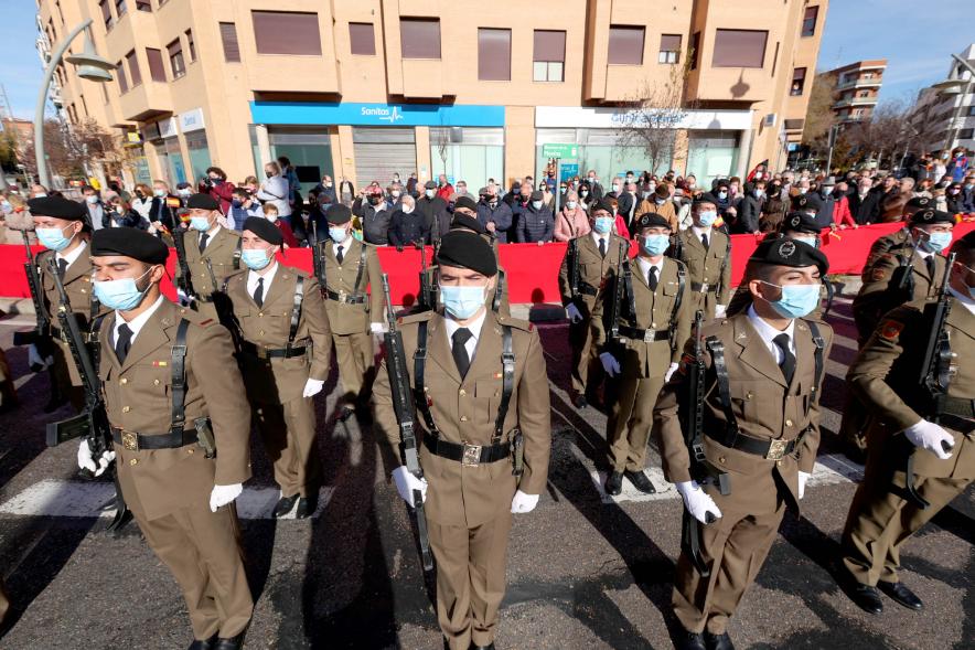 Detalle militares en formación de firmes