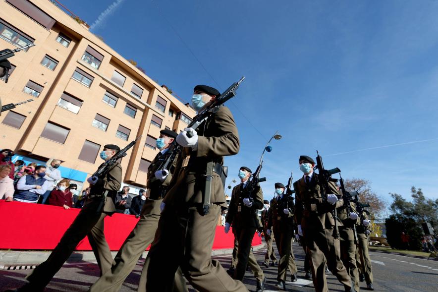 Militares marchando con arma al hombro