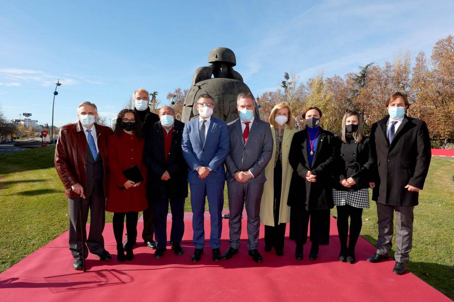 Alcalde Aitor rezolaza y exalcalde José Caballero con concejales de PSOE Alcobendas. 