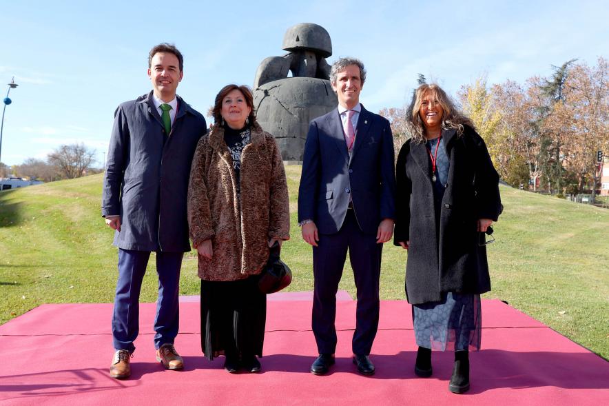 Alcalde y concejales del PP Alcobendas posando frente a la menina. Alcalde Aitor Rezolaza. Concejales:  Roberto Fraile Herrera,  Rosario Tamayo Lorenzo e Inmaculada Puyalto Franco 