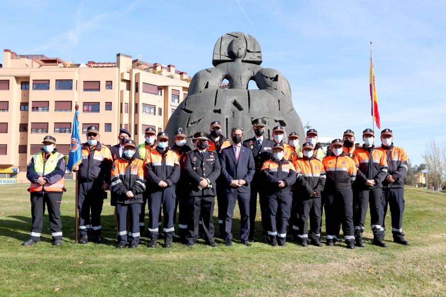 Miembros de protección civil posando con alcalde Rezolaza frente a la menina
