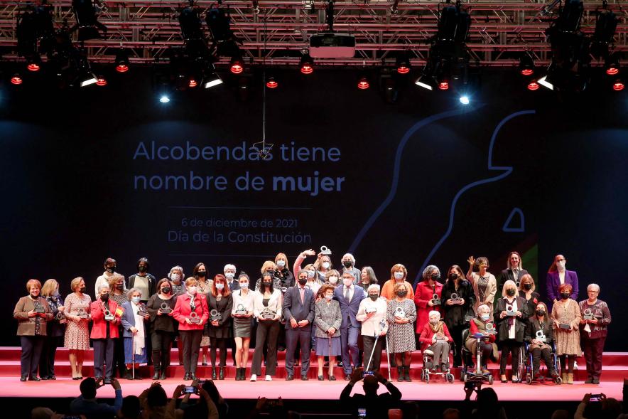 Homenaje a las Mujeres de Alcobendas Aniversario Constitución -  Imagen de posado de premiadas y autoridades en el escenario de la Esfera.