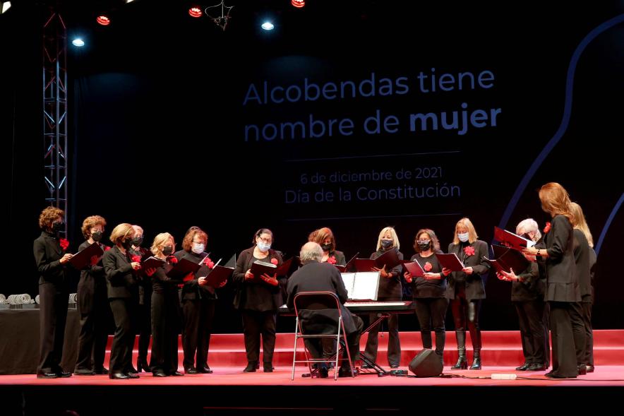 Homenaje a las Mujeres de Alcobendas Aniversario Constitución - Imagen de un momento de la actuación de una coral femenina.