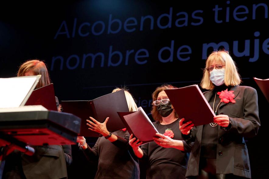 Homenaje a las Mujeres de Alcobendas Aniversario Constitución - Imagen de un momento de la actuación de una coral femenina.