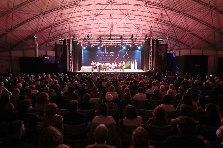  Homenaje a las Mujeres de Alcobendas Aniversario Constitución - Imagen panorámica de un momento de la actuación de una coral femenina sobre el escenario de la Esfera.