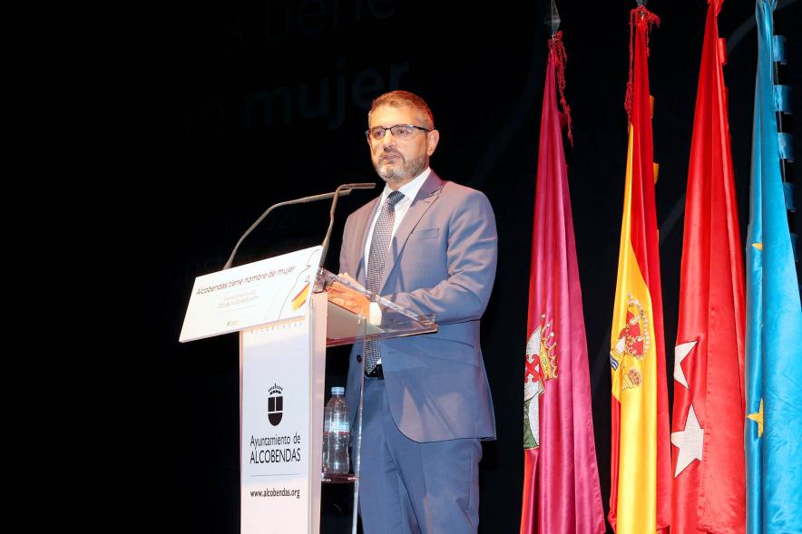 Homenaje a las Mujeres de Alcobendas Aniversario Constitución - Imagen del vicealcalde Rafa Sánchez Acera en un momento de su intervención.