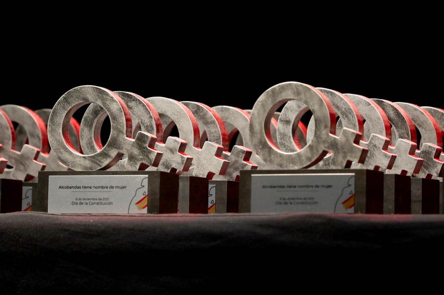  Homenaje a las Mujeres de Alcobendas Aniversario Constitución - Imagen de los trofeos que recibirán las 43 mujeres homenajeadas.