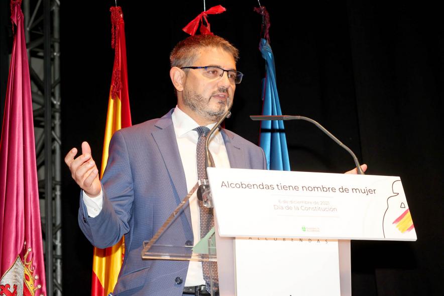 Homenaje a las Mujeres de Alcobendas Aniversario Constitución - Imagen del vicealcalde Rafa Sánchez Acera en un momento de su intervención.