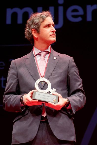  Homenaje a las Mujeres de Alcobendas Aniversario Constitución - Imagen del alcalde Aitor Retolaza con un trofeo en sus manos.