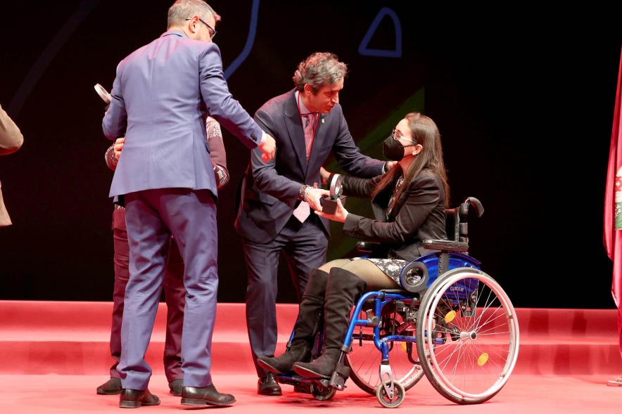 Homenaje a las Mujeres de Alcobendas Aniversario Constitución - Imagen de las autoridades haciendo entrega de su premio a una de las galardonadas.