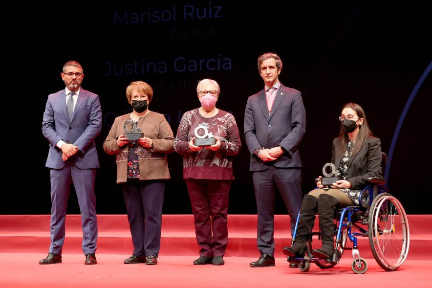 Homenaje a las Mujeres de Alcobendas Aniversario Constitución -Imagen de las autoridades posando con algunas de las galardonadas.