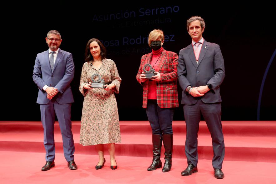 Homenaje a las Mujeres de Alcobendas Aniversario Constitución - Imagen de las autoridades posando con algunas de las galardonadas.