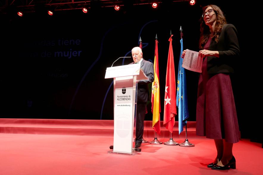 Homenaje a las Mujeres de Alcobendas Aniversario Constitución - Imagen de una persona en un momento de su discurso.