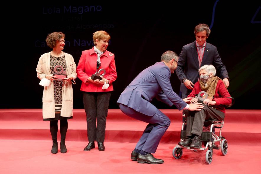 Homenaje a las Mujeres de Alcobendas Aniversario Constitución -  Imagen del vicealcalde Rafa Sánchez Acera entregando un premio a una galardonada.