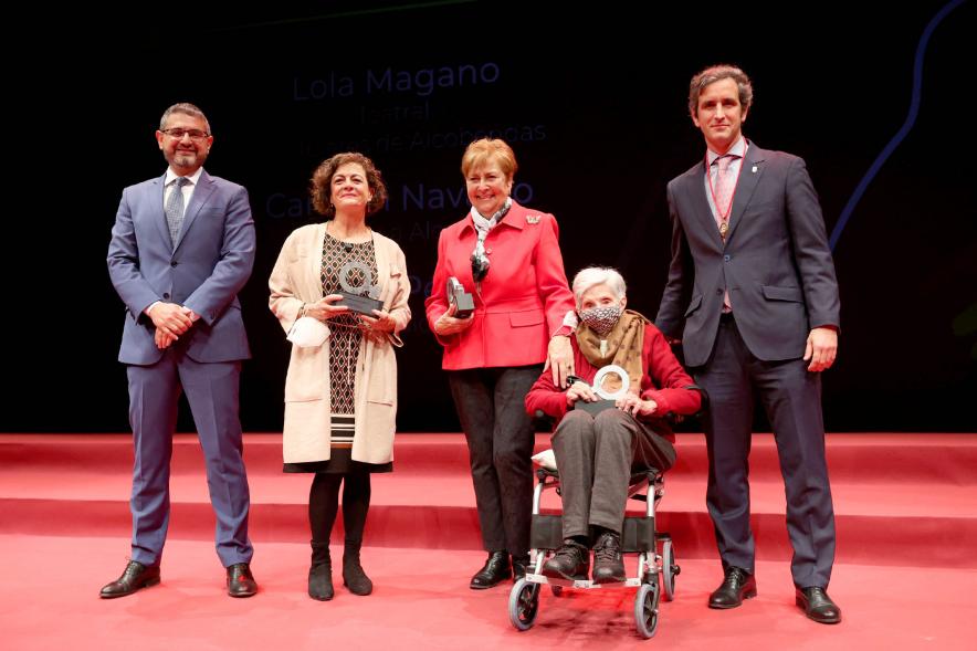 Homenaje a las Mujeres de Alcobendas Aniversario Constitución -  Imagen de las autoridades posando con algunas de las galardonadas.