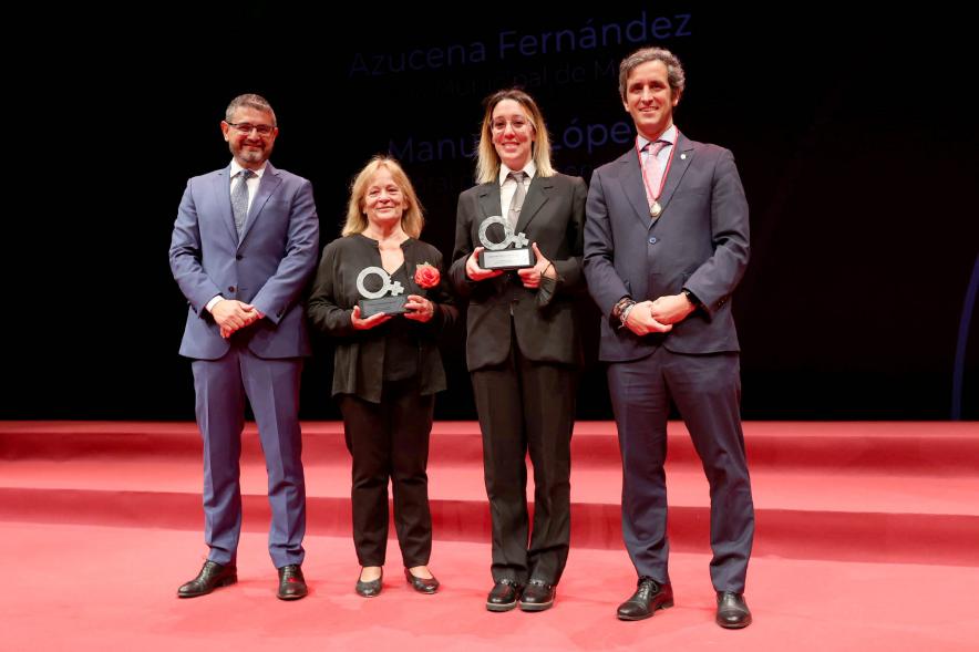  Homenaje a las Mujeres de Alcobendas Aniversario Constitución - Imagen de las autoridades posando con algunas de las galardonadas.