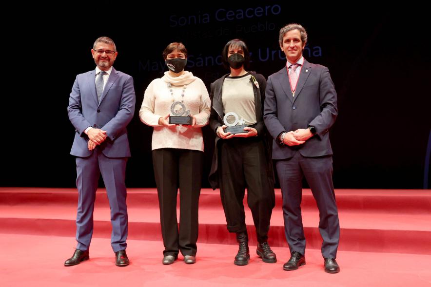  Homenaje a las Mujeres de Alcobendas Aniversario Constitución - Imagen de las autoridades posando con algunas de las galardonadas.