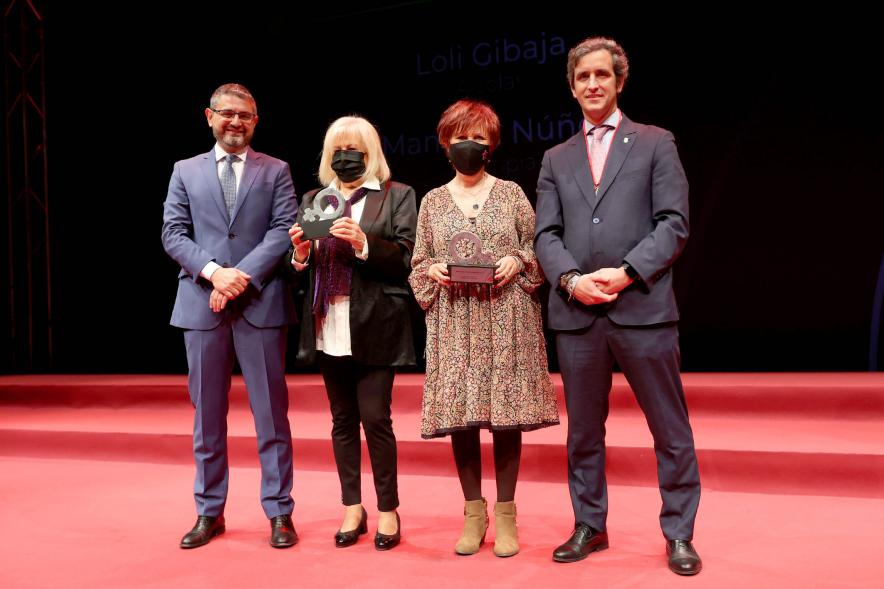  Homenaje a las Mujeres de Alcobendas Aniversario Constitución -  Imagen de las autoridades posando con algunas de las galardonadas.