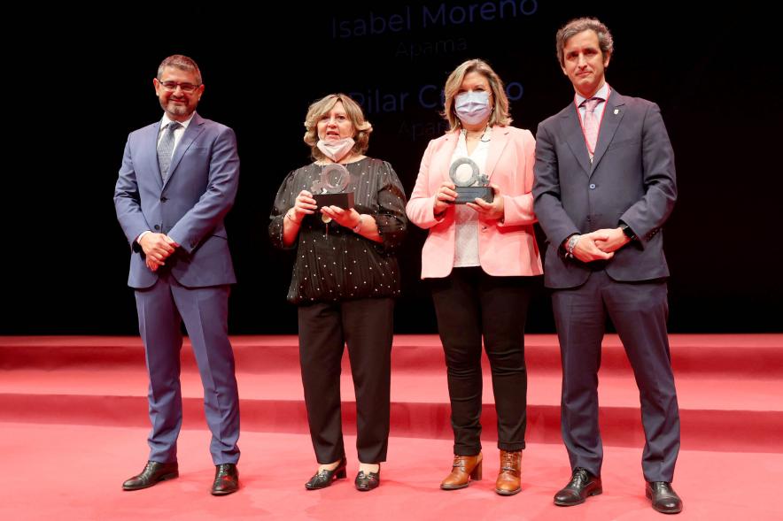 Homenaje a las Mujeres de Alcobendas Aniversario Constitución - Imagen de las autoridades posando con algunas de las galardonadas.