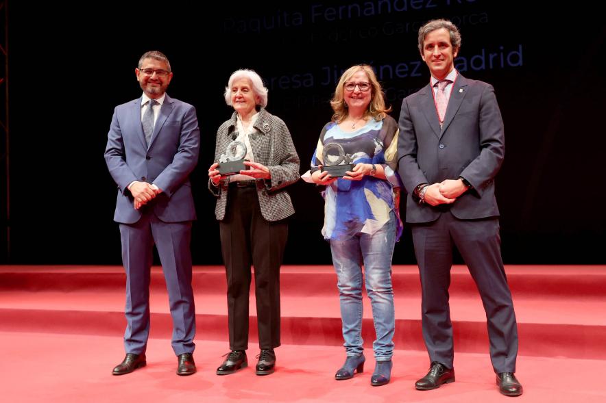 Homenaje a las Mujeres de Alcobendas Aniversario Constitución -  Imagen de las autoridades posando con algunas de las galardonadas.