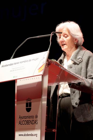   Homenaje a las Mujeres de Alcobendas Aniversario Constitución - Imagen de un momento del discurso de la profesora Paquita Fernández Rodrigo, como una de las representantes de las 43 mujeres homenajeadas.