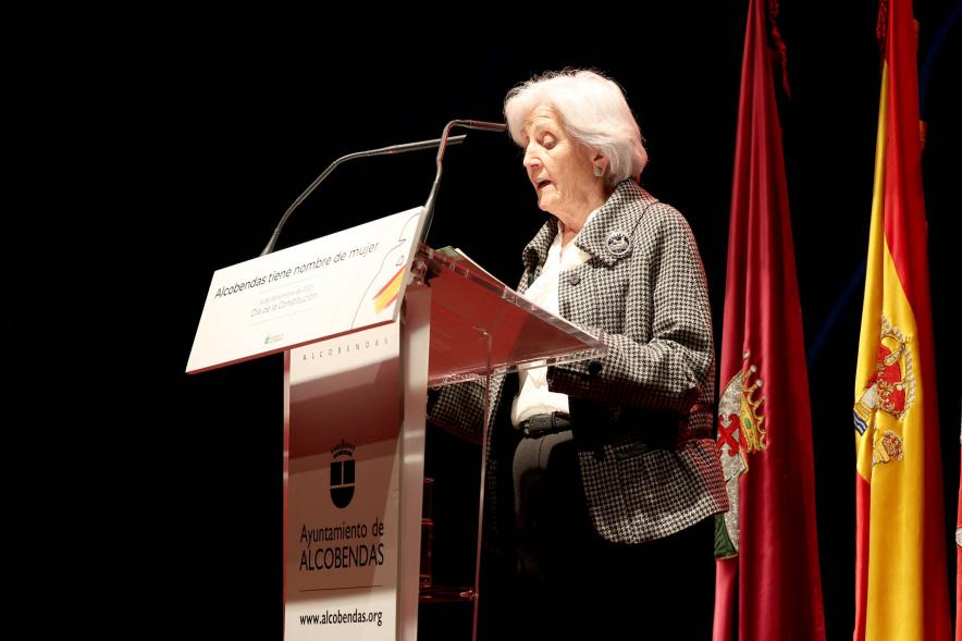 Homenaje a las Mujeres de Alcobendas Aniversario Constitución - Imagen de un momento del discurso de la profesora Paquita Fernández Rodrigo, como una de las representantes de las 43 mujeres homenajeadas.