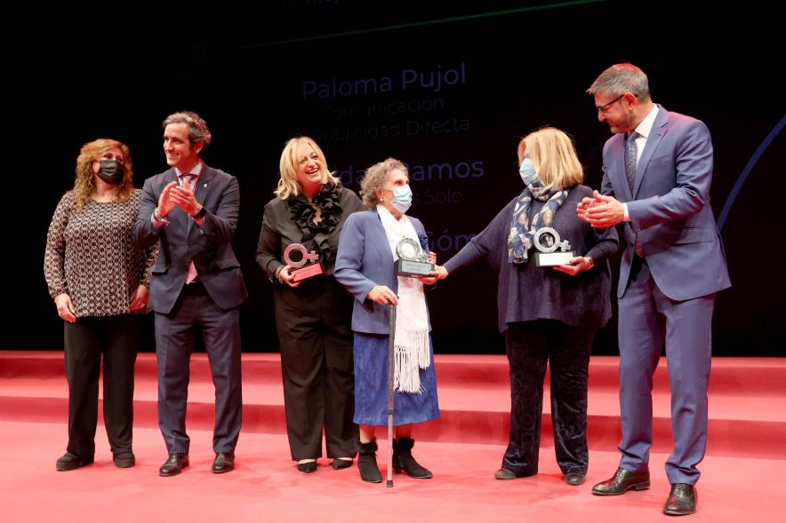  Homenaje a las Mujeres de Alcobendas Aniversario Constitución - Imagen de las autoridades posando con algunas de las galardonadas.