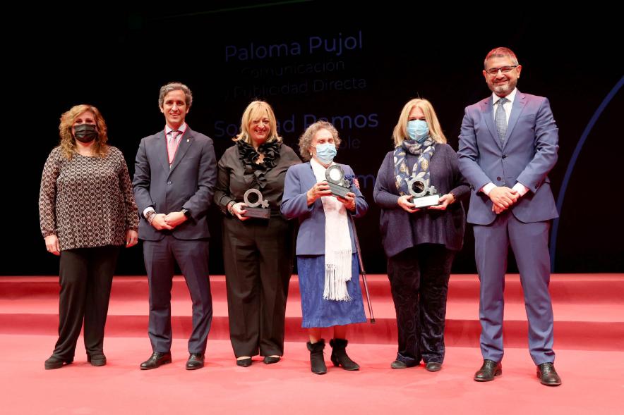  Homenaje a las Mujeres de Alcobendas Aniversario Constitución - Imagen de las autoridades posando con algunas de las galardonadas.