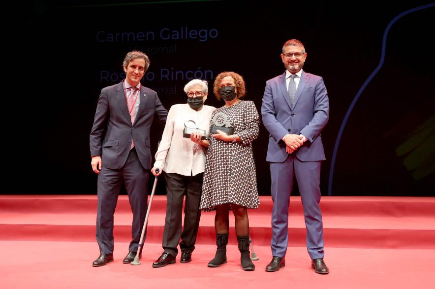  Homenaje a las Mujeres de Alcobendas Aniversario Constitución -  Imagen de las autoridades posando con algunas de las galardonadas.