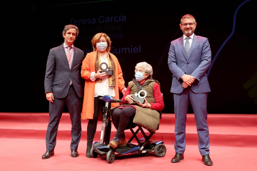  Homenaje a las Mujeres de Alcobendas Aniversario Constitución - Imagen de las autoridades posando con algunas de las galardonadas. 