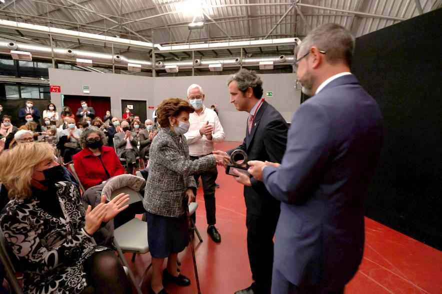 Homenaje a las Mujeres de Alcobendas Aniversario Constitución - Imagen de las autoridades haciendo entrega de su premio a una de las galardonadas.