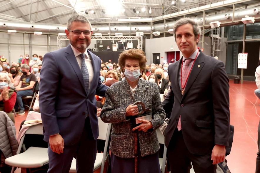  Homenaje a las Mujeres de Alcobendas Aniversario Constitución -  Imagen de las autoridades posando con una de las galardonadas.