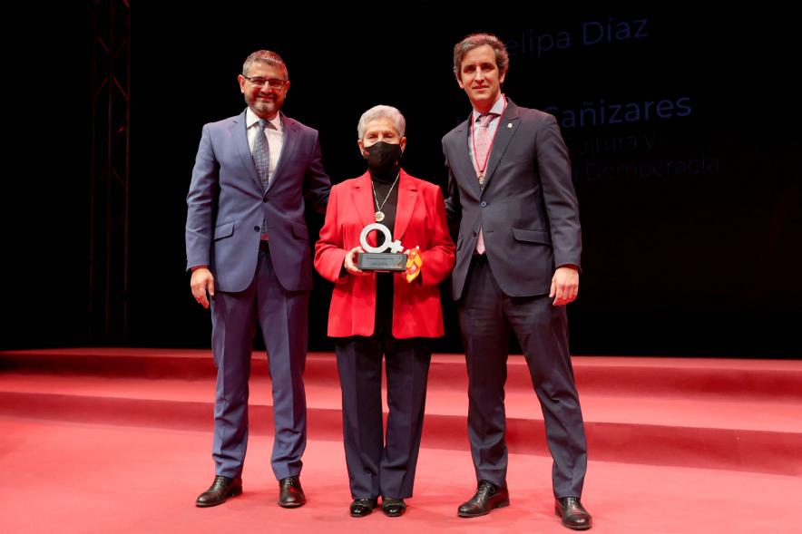 Homenaje a las Mujeres de Alcobendas Aniversario Constitución - Imagen de las autoridades posando con una de las galardonadas.