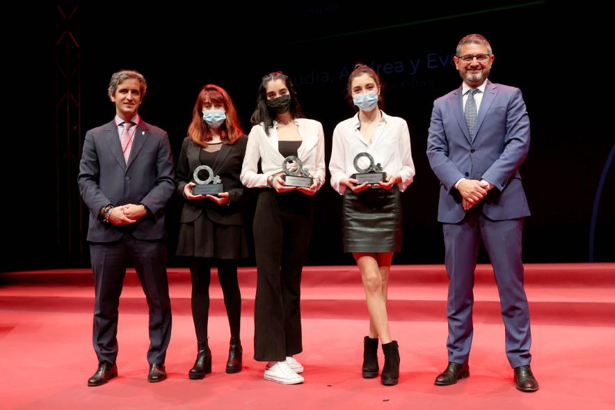   Homenaje a las Mujeres de Alcobendas Aniversario Constitución - Imagen de las autoridades posando con algunas de las galardonadas.
