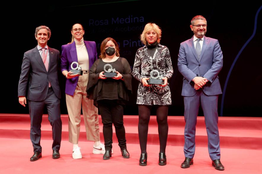 Homenaje a las Mujeres de Alcobendas Aniversario Constitución - Imagen de las autoridades posando con algunas de las galardonadas.