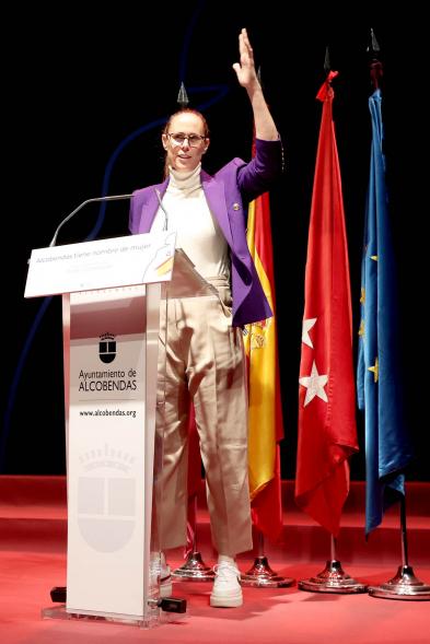   Homenaje a las Mujeres de Alcobendas Aniversario Constitución - Imagen de un momento del discurso de la deportista Amaya Valdemoro, Hija Predilecta de Alcobendas; como una de las representantes de las 43 mujeres homenajeadas.