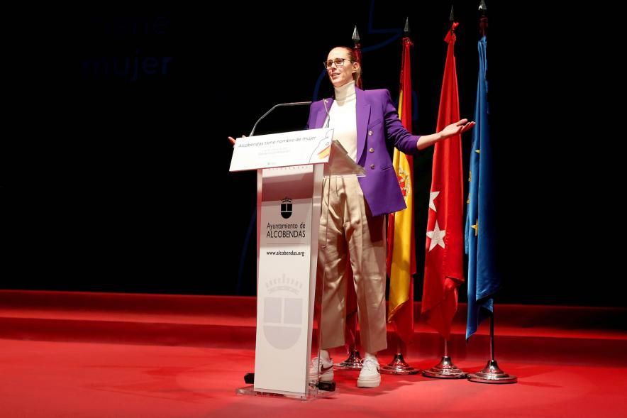 Homenaje a las Mujeres de Alcobendas Aniversario Constitución - Imagen de un momento del discurso de la deportista Amaya Valdemoro, Hija Predilecta de Alcobendas; como una de las representantes de las 43 mujeres homenajeadas.