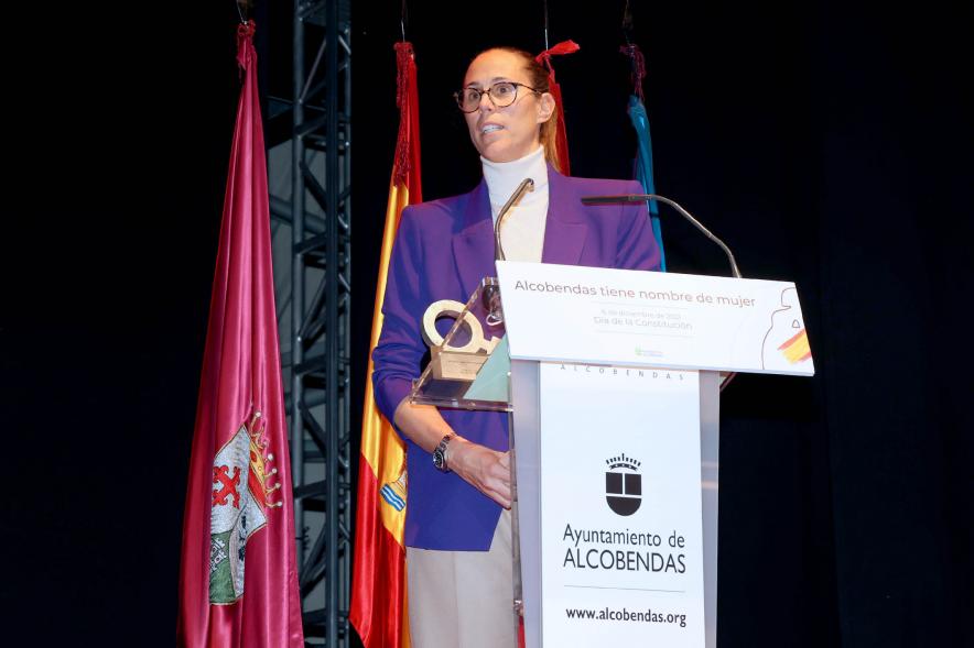  Homenaje a las Mujeres de Alcobendas Aniversario Constitución - Imagen de un momento del discurso de la deportista Amaya Valdemoro, Hija Predilecta de Alcobendas; como una de las representantes de las 43 mujeres homenajeadas.