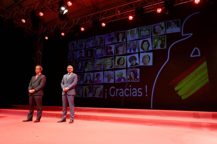 Homenaje a las Mujeres de Alcobendas Aniversario Constitución -  Imagen del alcalde Aitor Retolaza y el vicealcalde Rafa Sánchez Acera juntos en el escenario.