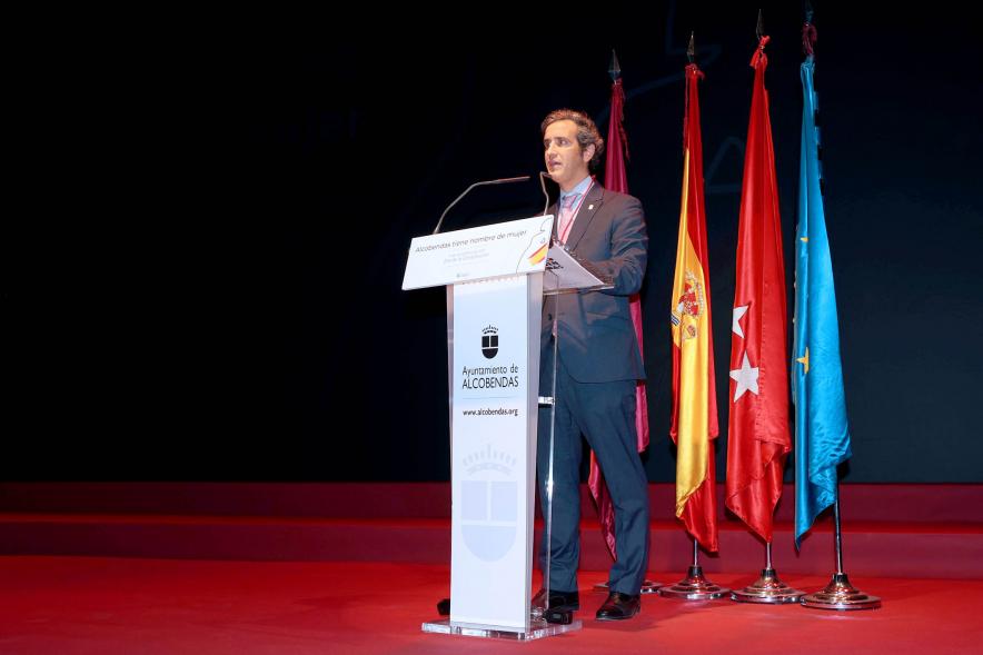 Homenaje a las Mujeres de Alcobendas Aniversario Constitución -  Imagen del alcalde Aitor Retolaza en un momento de su intervención.