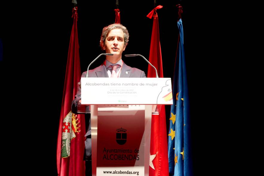  Homenaje a las Mujeres de Alcobendas Aniversario Constitución -Imagen del alcalde Aitor Retolaza en un momento de su intervención.
