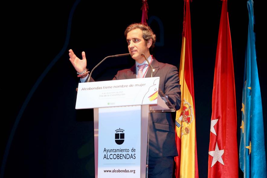   Homenaje a las Mujeres de Alcobendas Aniversario Constitución -  Imagen del alcalde Aitor Retolaza en un momento de su intervención.