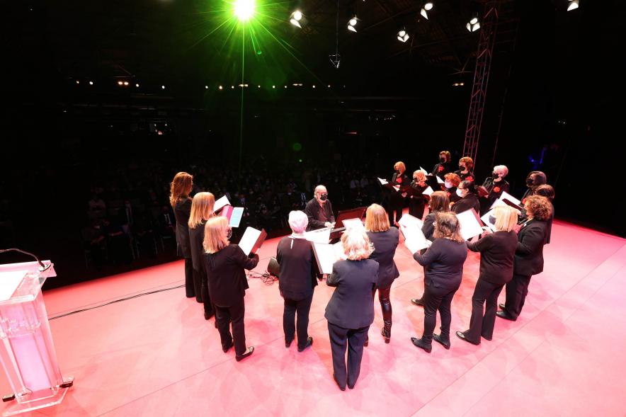    Homenaje a las Mujeres de Alcobendas Aniversario Constitución -  Imagen de un momento de la actuación de una coral femenina.