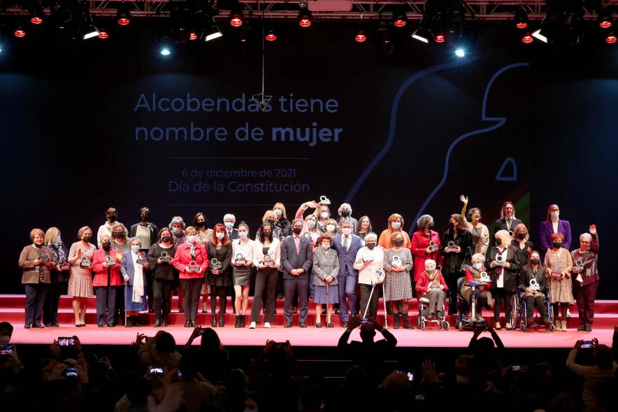 Homenaje a las Mujeres de Alcobendas Aniversario Constitución - Imagen de posado de premiadas y autoridades en el escenario de la Esfera.