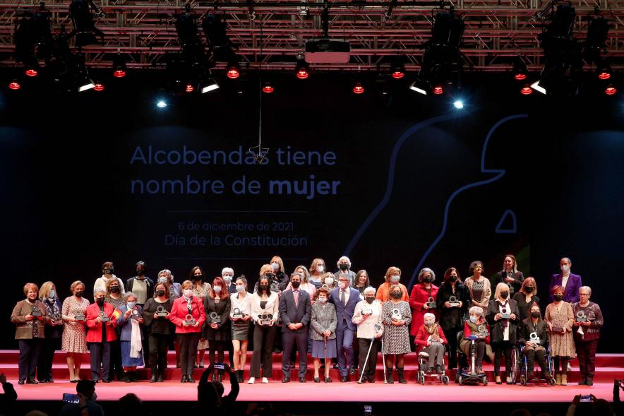  Homenaje a las Mujeres de Alcobendas Aniversario Constitución -  Imagen de posado de premiadas y autoridades en el escenario de la Esfera.