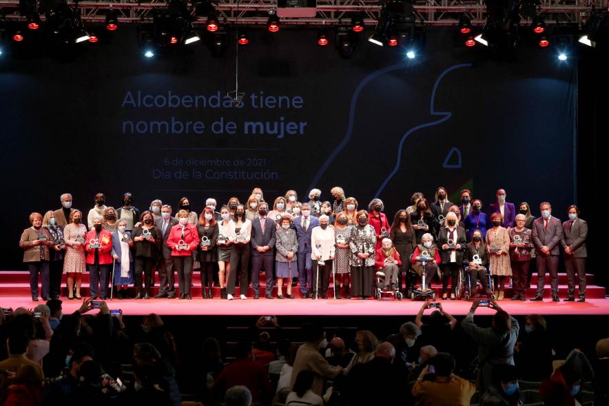Homenaje a las Mujeres de Alcobendas Aniversario Constitución - Imagen de posado de premiadas y autoridades en el escenario de la Esfera.