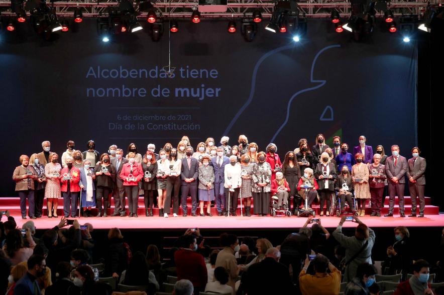 Homenaje a las Mujeres de Alcobendas Aniversario Constitución - Imagen de posado de premiadas y autoridades en el escenario de la Esfera.