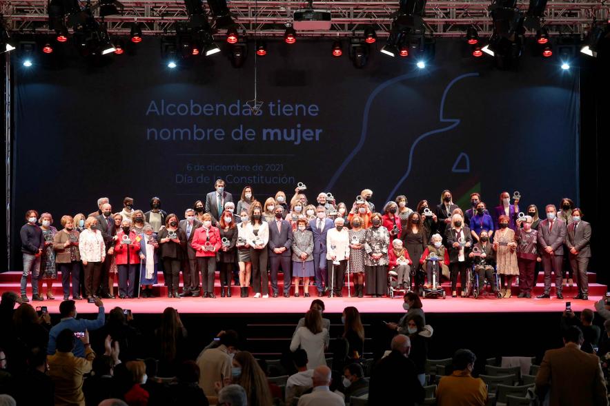 Homenaje a las Mujeres de Alcobendas Aniversario Constitución -   Imagen de posado de premiadas y autoridades en el escenario de la Esfera.