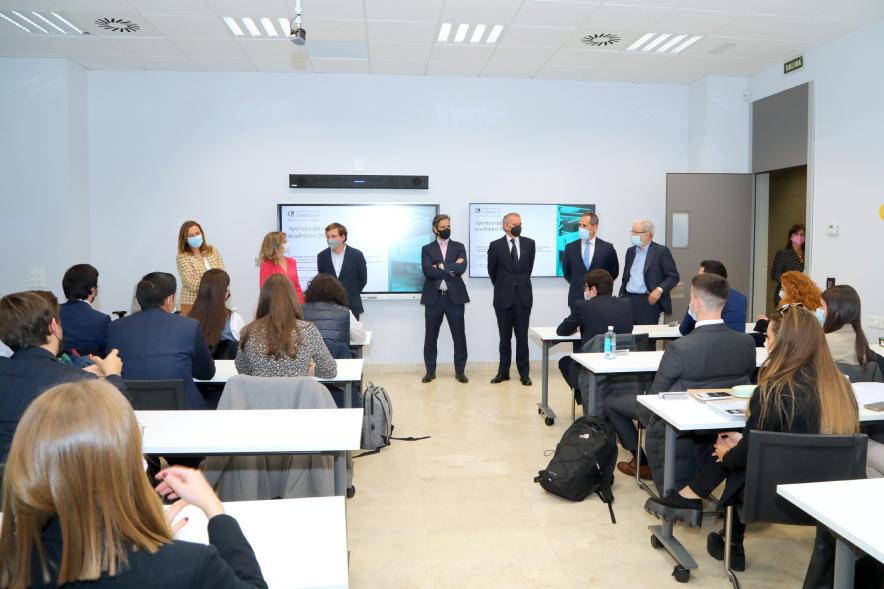 Acto Apertura Actividades Académicas Centro de Estudios Garrigues -  Plano general de la sala con las autoridades municipales y el alcalde de Madrid.