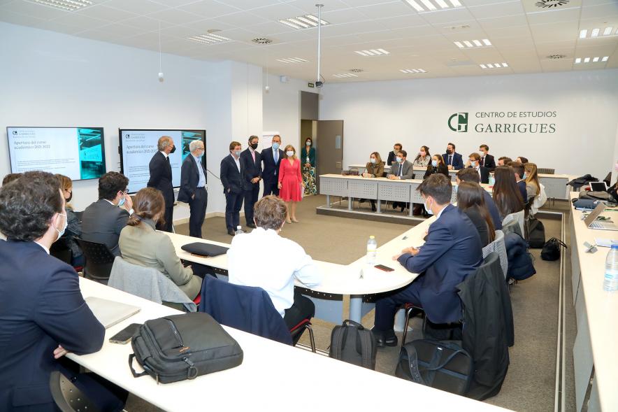 Acto Apertura Actividades Académicas Centro de Estudios Garrigues -  Plano general de la sala con las autoridades municipales y el alcalde de Madrid.